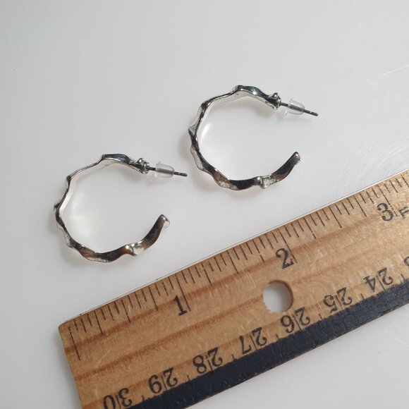 Wavy Textured Silver Tone Hoop Earrings Lightweight Fashion Gift Retro 1" Mom - Picture 4 of 4
